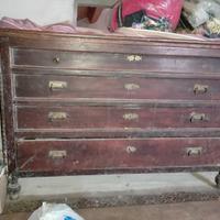 Comò antico in legno massello con decorazioni