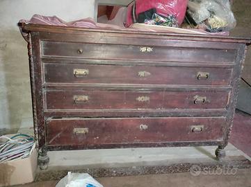 Comò antico in legno massello con decorazioni