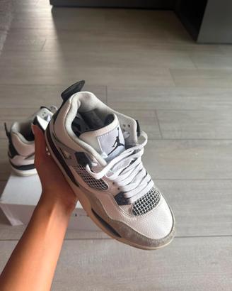 Scarpa da ginnastca modello  jordan 4