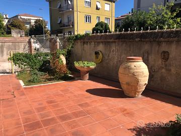 Zona Poeti prestigioso appartamento con giardino