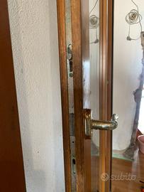 Porta finestra in legno doppia anta con cornice