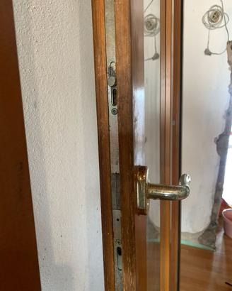 Porta finestra in legno doppia anta con cornice