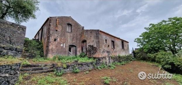 Antico casale con terreno a Piedimonte Etneo