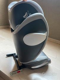 seggiolino auto grigio