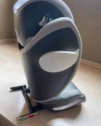 seggiolino auto grigio