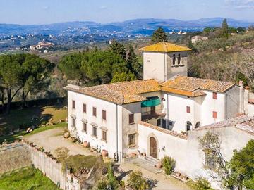 Villa di 1200 m² con più di 5 locali e box auto a 