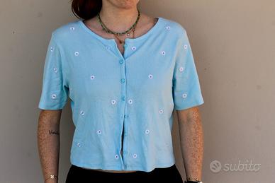 Cardigan crop azzurro con margherite e bottoni