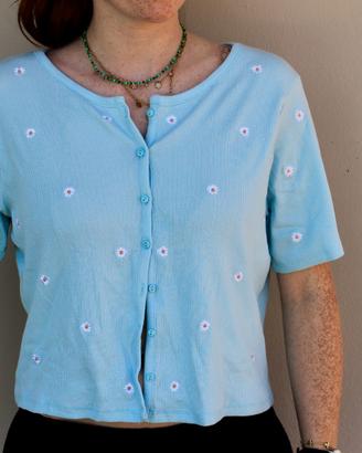 Cardigan crop azzurro con margherite e bottoni
