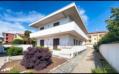 Villa bifamiliare due appartamenti speculari
