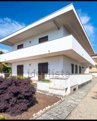 Villa bifamiliare due appartamenti speculari