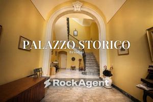 Palazzo / Stabile di 313 m² con più di 5 locali a 