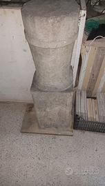 Colonna antica in pietra massello scolpita