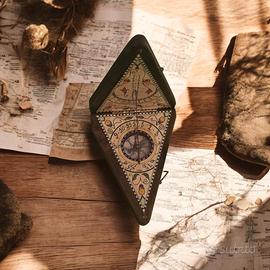 Meridiana con bussola in legno