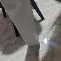 tavolo colore bianco piano di vetro