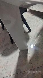 tavolo colore bianco piano di vetro