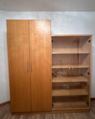 Armadio in rovere con scaffali