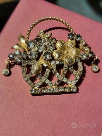 Spilla vintage cesto di fiori dorato con strass