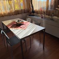 Tavolo, sedie e credenza