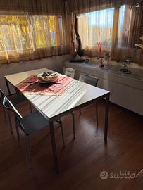 Tavolo, sedie e credenza