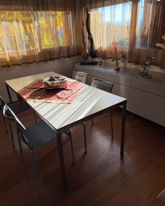 Tavolo, sedie e credenza