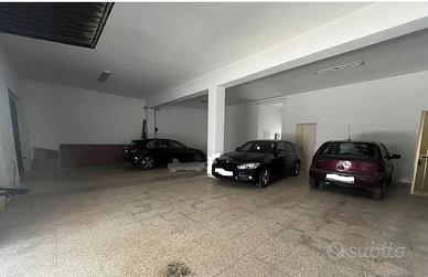 Ampio locale/magazzino o deposito
