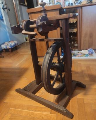 Antico arcolaio in legno 