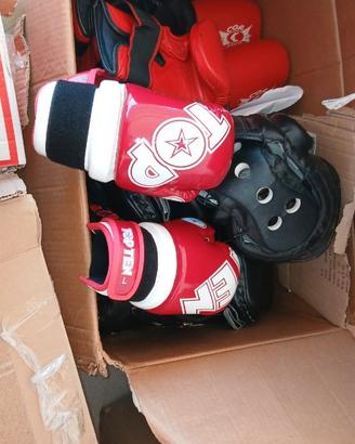Abbigliamento di varie categorie di combattimento