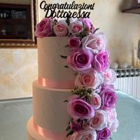 Torta scenografica con rose sui toni del rosa