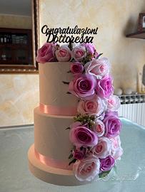 Torta scenografica con rose sui toni del rosa