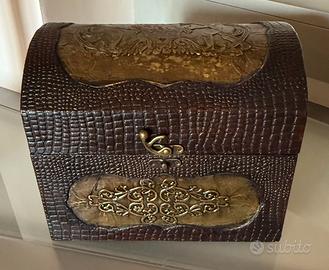 Bauletto decorato e rivestito simil coccodrillo