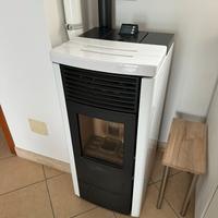 Stufa a Pellet Ravelli RC70 + Tubazioni Incluse