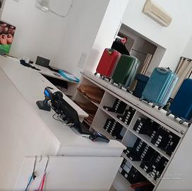 Bancone cassa, cabina armadio, sponde, tavoli