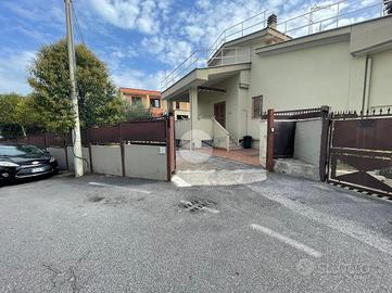 VILLA A SCHIERA D'ANGOLO A ROMA