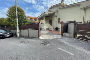 VILLA A SCHIERA D'ANGOLO A ROMA