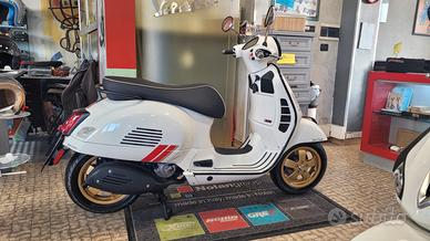 Vespa GTS 300 hpe Racing Sixties