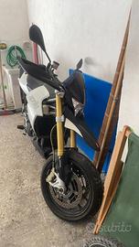 Aprilia Dorsoduro 1200 super motard