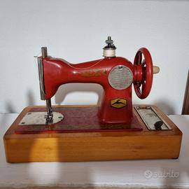 Macchina da cucire vintage giocattolo