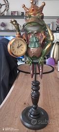 Statua ranocchia con orologio