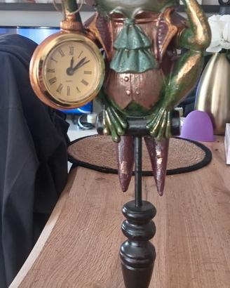 Statua ranocchia con orologio