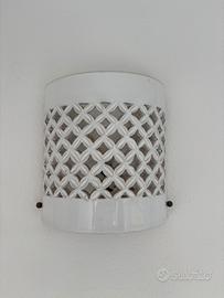 Applique da parete in ceramica bianca traforata