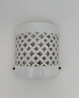 Applique da parete in ceramica bianca traforata