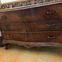 Elegante Comò Antico in Piuma di Noce – Stile Luig