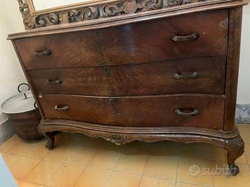 Elegante Comò Antico in Piuma di Noce – Stile Luig