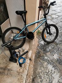 BMX da 20 con accessori 