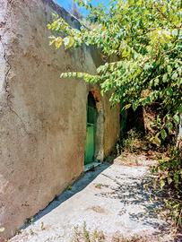 Terreno agricolo con pozzo e piccolo casale