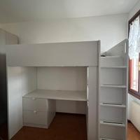 Letto a soppalco con scrivania, armadio, libreria