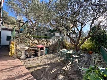 VILLA A SCHIERA A NOLI