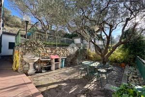 VILLA A SCHIERA A NOLI