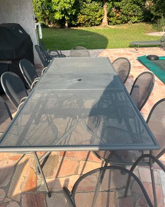Tavolo e 10 poltroncine con cuscino