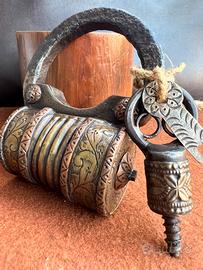 Antico lucchetto finemente inciso ottone e rame